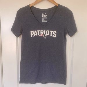 Women’s Nike New England Patriots V-Neck Tee Shirt (M) NWOT!